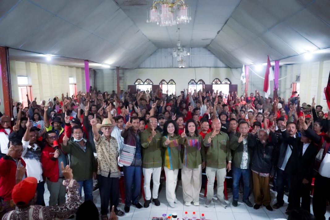 Satika Simamora-Sarlandy Hutabarat didampingi Nikson Nababan, Tigor Lumbantoruan saat foto bersama dengan Tim Pemenangan di Desa Aek Raja, Kecamatan Parmonangan, Selasa (29/10/2024).