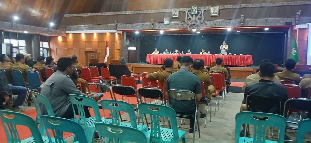 Acara pertemuan yang di hadiri Pj Bupati Taput Dimposma Sihombing dan lainnya tampak sepi. Sekitar 47 kepala desa yang hadir, padahal jumlah kepala desa di Taput sebanyak 241 orang.