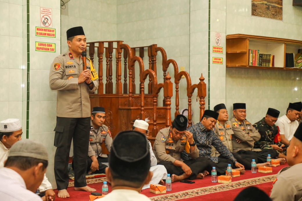 Wakapolda Sumut, Brigjen Pol Rony Samtana SIK MTCP menyampaikan sambutan pada Safari Subuh di Masjid Al-Amir, Menteng Raya, Kecamatan Medan Denai, Rabu (30/10/2024). (Dok/Polda Sumut)