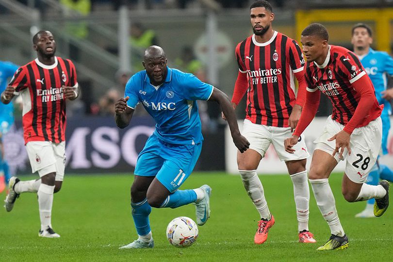 Romelu Lukaku dikepung lawan di laga AC Milan vs Napoli, Serie A 2024/2025, Rabu (30/10/2024).