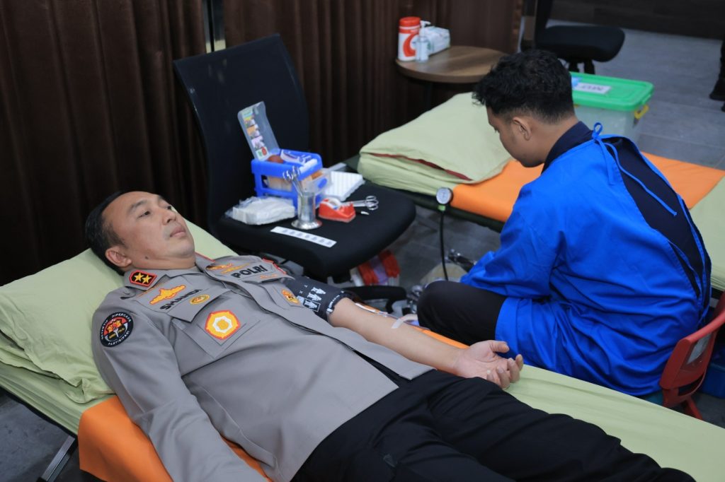 Kegiatan donor darah serentak di Gedung Humas Polri, Jakarta, Selasa (29/10/2024), sebagai bagian dari peringatan HUT ke-73 Humas Polri. (Dok/Humas Polri)