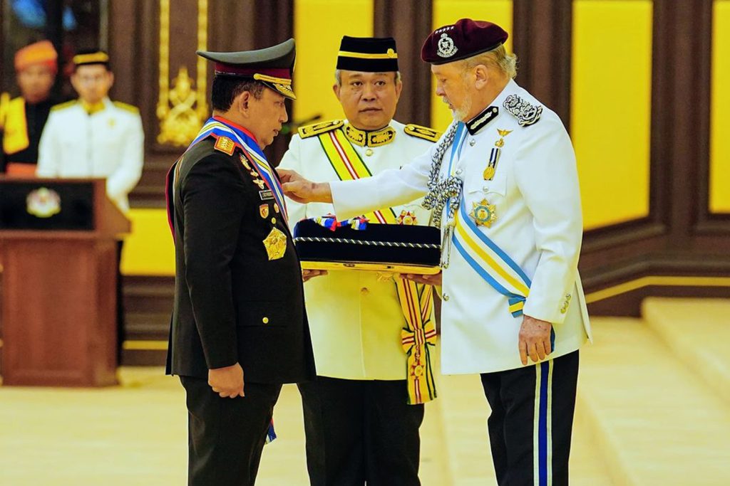 Kapolri Jenderal Listyo Sigit Prabowo menerima penghargaan Panglima Gagah Pasukan Polis (PGPP) dari Kerajaan Malaysia sebagai apresiasi atas perannya dalam menjaga keamanan kawasan, di Istana Negara Malaysia, Kuala Lumpur, Rabu (30/10/2024). (Dok/Humas Polri)