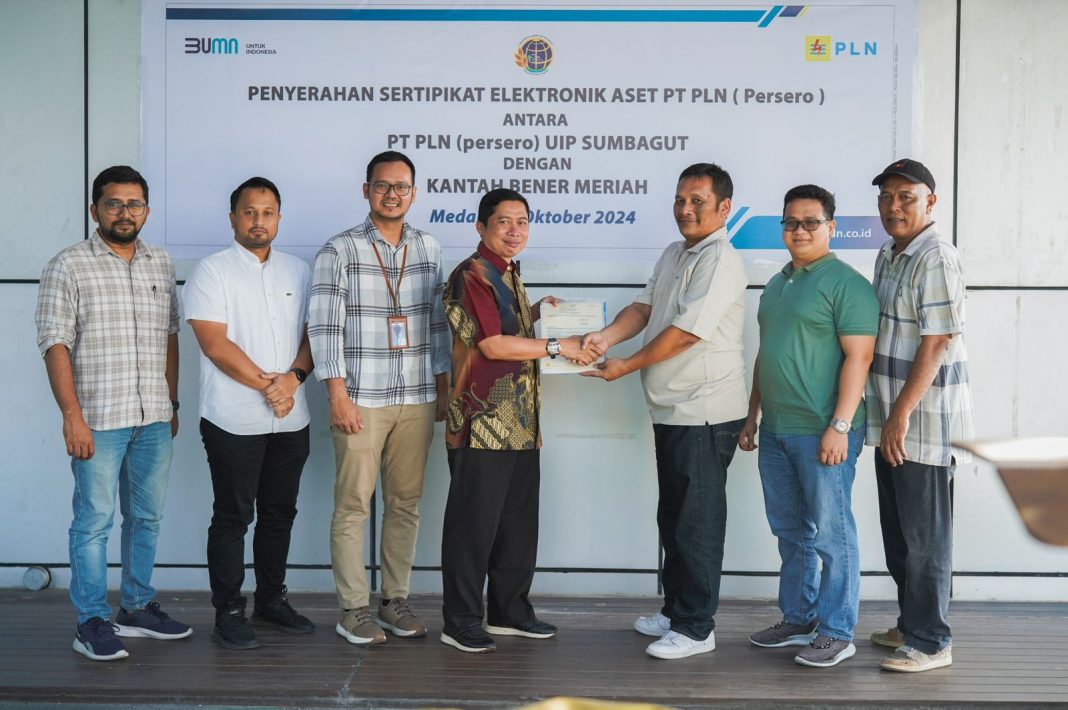 PLN UIP SBU menerima sertipikat Elektronik Hak Guna Bangunan (e-HGB) dari Kantah Bener Meriah, Rabu (30/10/2024), di Kantor PT PLN UIP SBU, Jl Dr Cipto No 12, Medan. (Dok/PLN)