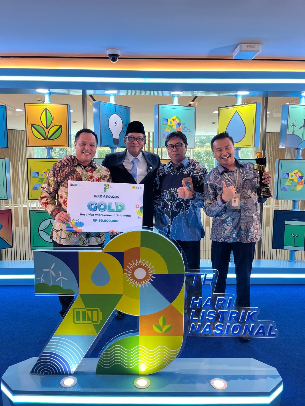 GM PLN UIP SBU Hening Kyat Pamungkas foto bersama Penghargaan Best Risk Improvement PLN UIP SBU Tampil Sebagai Juara Pertama. (Dok/PLN)