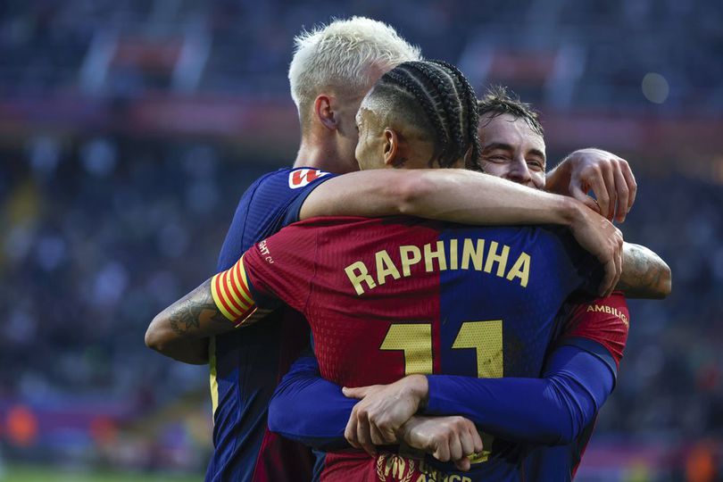 Skuad Barcelona merayakan gol Raphinha ke gawang Espanyol, Minggu (03/11/2024).