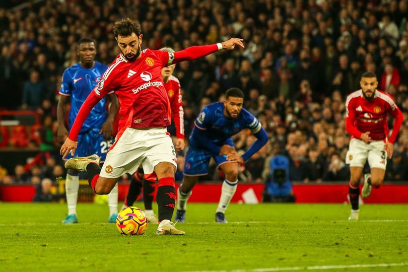 Bruno Fernandes mengeksekusi penalti dalam laga Premier League antara Manchester United vs Chelsea, Minggu (3/11/2024).