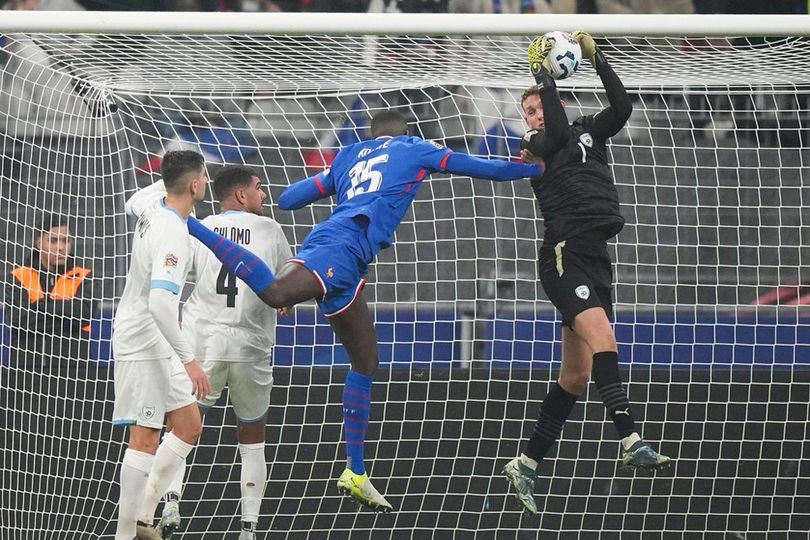 Aksi Daniel Peretz dalam laga UEFA Nations League antara Prancis vs Israel, Jumat (15/11/2024).