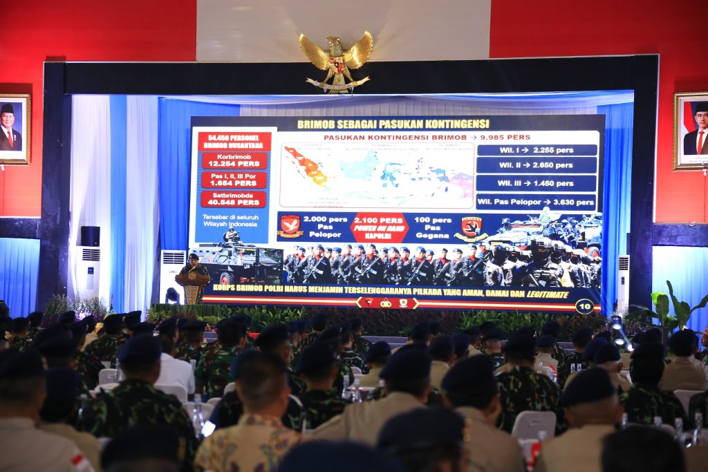 Kapolri Jenderal Listyo Sigit Prabowo memberikan arahan kepada Korps Brimob terkait dukungan terhadap program swasembada pangan dalam peringatan HUT ke-79 Korps Brimob di Mako Brimob, Kelapa Dua, Depok, Jumat (15/11/2024). (Dok/Humas Polri)