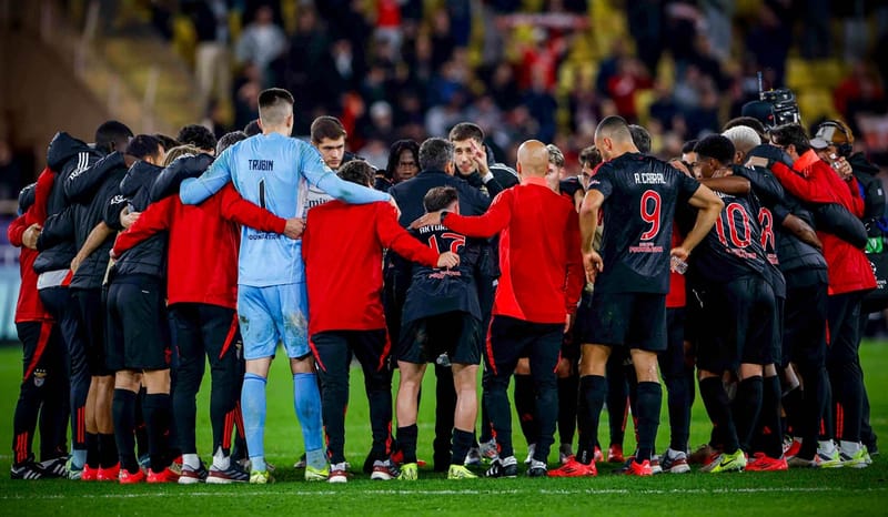 Para pemain Benfica melakukan selebrasi usai meraih kemenangan 3-2 atas Monaco dalam laga Liga Champions, Kamis (28/11/2024).