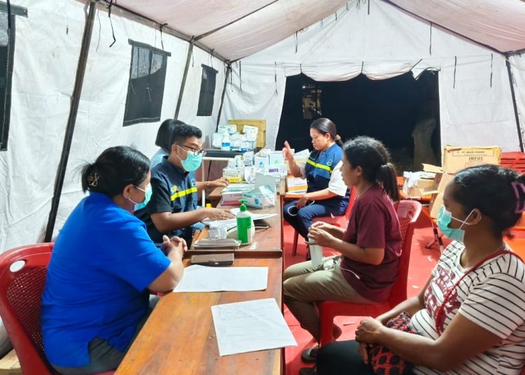 Petugas kesehatan dari Kemenkes menyalurkan bantuan medis kepada korban erupsi Gunung Lewotobi Laki-Laki di Flores Timur, NTT, sebagai respons cepat terhadap bencana. (Dok/Kemenkes)