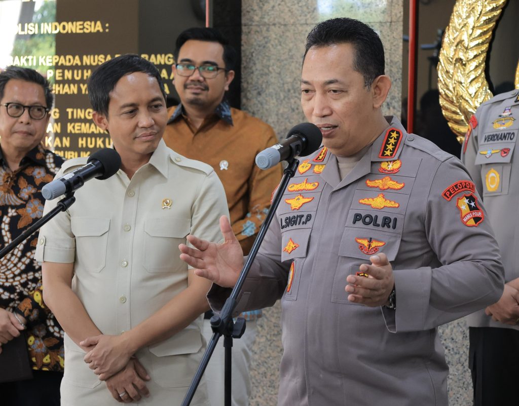 Kapolri Jenderal Pol Listyo Sigit Prabowo (kanan) bersama Menteri Kehutanan Raja Juli Antoni (kiri) memberi pernyataan pers di Jakarta, Senin (4/11/2024). (Dok/Humas Polri)