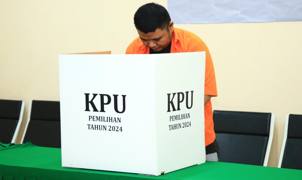 Tahanan Bareskrim Polri sedang memberikan suara di Tempat Pemungutan Suara (TPS) khusus di Mabes Polri pada Pilkada 2024, Rabu (27/11/2024). (Dok/Humas Polri)