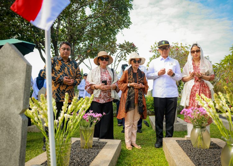 Menteri Kesehatan Budi Gunadi Sadikin dan Wakil Menteri Kesehatan Prof Dante Saksono Harbuwono, bersama pejabat Kementerian Kesehatan lainnya, melakukan ziarah di Taman Makam Pahlawan Kalibata, Jakarta, Selasa (5/11/2024). (Dok/Kemenkes)