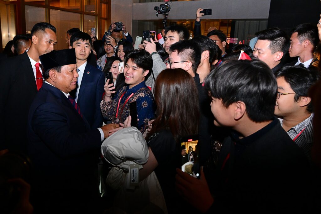 Mahasiswa dan warga menyambut kedatangan Presiden Prabowo Subianto di Beijing, Republik Rakyat Tiongkok (RRT), Jumat (08/11/2024), di lobby hotel tempatnya bermalam. (Dok/BPMI Setpres)