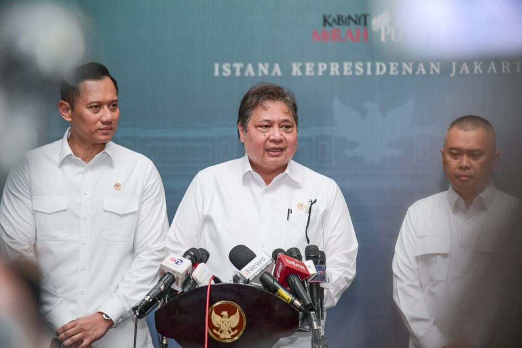 Menteri Koordinator Bidang Perekonomian Airlangga Hartarto dan Menteri Koordinator Bidang Infrastruktur dan Pembangunan Kewilayahan, Agus Harimurti Yudhoyono (AHY), memberikan keterangan pers usai rapat terbatas (ratas) membahas percepatan investasi di Kawasan Ekonomi Khusus (KEK) dan progres Proyek Strategis Nasional (PSN) di Istana Merdeka, Jakarta, Selasa (26/11/2024). (Dok/BPMI Setpres)