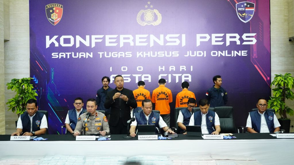 Wakabareskrim Polri Irjen Pol Asep Edi Suheri memberikan keterangan pers mengenai pengungkapan kasus judi online yang melibatkan 370 tersangka dan penyitaan uang senilai Rp78 M, di Mabes Polri, Jakarta Selatan, Sabtu (2/11/2024). (Dok/Humas Polri)