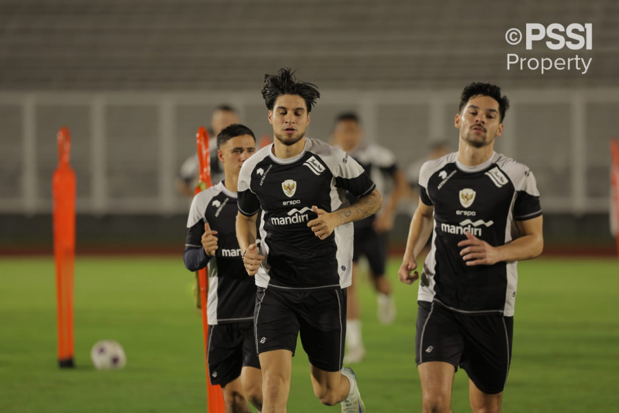 Momen Kevin Diks (depan kiri) saat jalani sesi latihan perdananya bersama Skuad Garuda asuhan Shin Tae-yong. (Dok/PSSI)