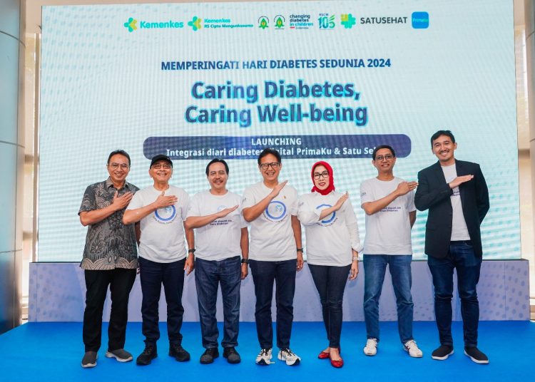 Menteri Kesehatan RI, Budi Gunadi Sadikin, meresmikan integrasi fitur Diari Diabetes Digital (3D) dari aplikasi Primaku ke aplikasi SatuSehat Mobile di Rumah Sakit Dr Cipto Mangunkusumo, Jakarta, Minggu (24/11/2024). (Dok/Kemenkes)