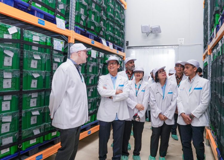 Menteri Kesehatan Budi Gunadi Sadikin dan Presiden Divisi Pengembangan Global di Bill & Melinda Gates Foundation Christopher Elias mengunjungi fasilitas produksi vaksin Biofarma untuk memantau langsung proses produksi vaksin di Bandung, Jawa Barat, Senin (25/11/2024). (Dok/Kemenkes)