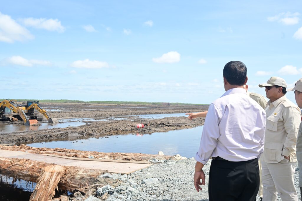 Presiden Prabowo Subianto didampingi Menteri Pertanian Andi Amran Sulaiman berkunjung ke Desa Wanam, Kabupaten Merauke, Provinsi Papua Selatan, dalam rangka meninjau secara langsung pengembangan program pertanian berkelanjutan, Minggu (03/11/2024). (Dok/BPMI Setpres)