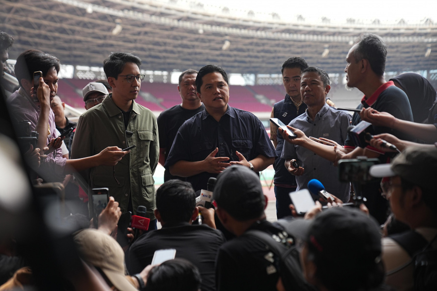 Ketua Umum PSSI, Erick Thohir, meninjau kondisi rumput Stadion Utama Gelora Bung Karno (SUGBK), Jumat (8/11/2024), menjelang pertandingan Timnas Indonesia melawan Jepang dan Arab Saudi. (Dok/PSSI)