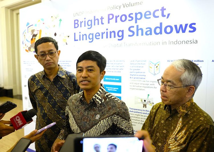 Wakil Menteri Kesehatan Prof Dante Saksono Harbuwono seusai menyampaikan sambutan pada acara UNDP Indonesia Policy Volume di Gedung Tri Brata, Jakarta, Senin (11/11/2024). (Dok/Kemenkes)