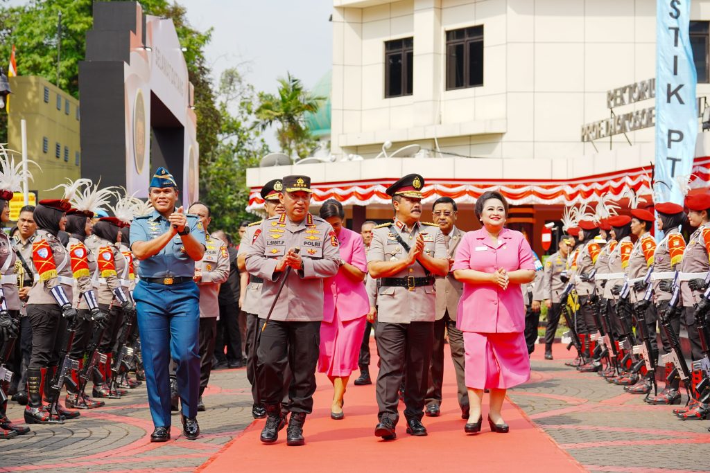 Kapolri Jenderal Listyo Sigit Prabowo memimpin acara Pengantar Purna Tugas untuk Jenderal (HOR) Agus Andrianto, Komjen (Purn) Purwadi Arianto, dan Komjen (Purn) Suntana di Sekolah Tinggi Ilmu Kepolisian (STIK), Jakarta, Rabu (13/11/2014). (Dok/Humas Polri)