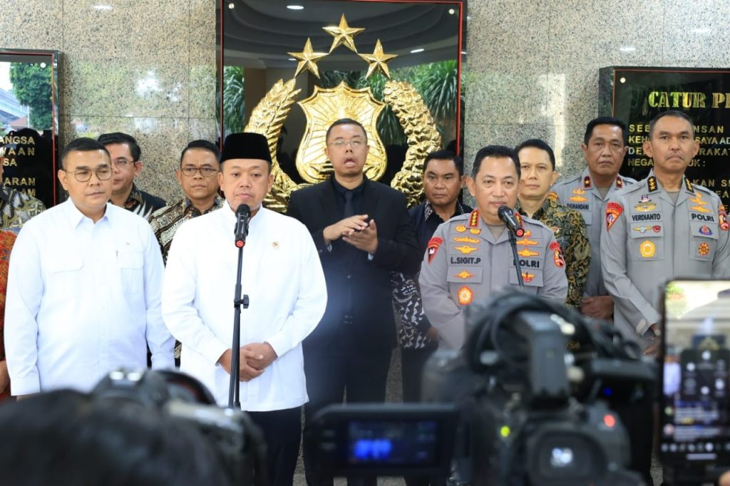 Menteri ATR/BPN Nusron Wahid melakukan pertemuan dengan Kapolri Jenderal Listyo Sigit Prabowo di Mabes Polri, Jakarta, Jumat (8/11/2024). (Dok/Humas Polri)