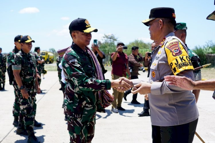 Panglima TNI Jenderal Agus Subiyanto bersama Kapolda NTT Irjen Pol Daniel Tahi Monang Silitonga disambut di Bandara El Tari, Kupang, Rabu (13/11/2024) sekitar pukul 11.40 WITA. (Dok/Humas Polri)