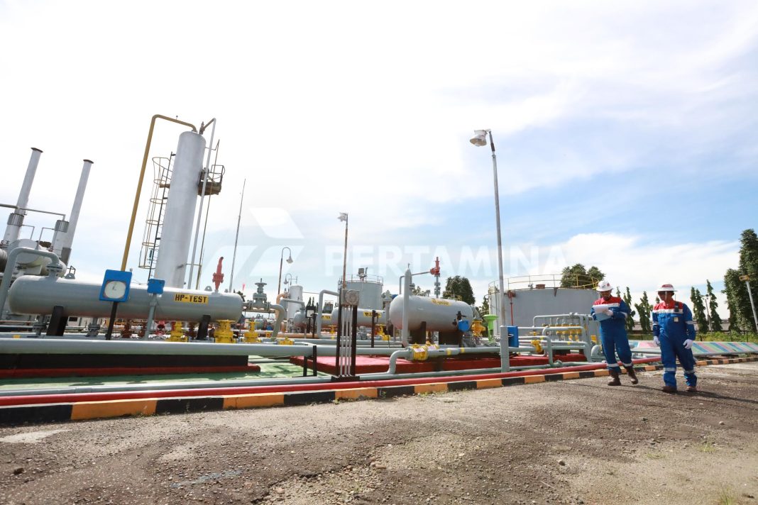 Pekerja PT Pertamina Hulu Energi (PHE) di salah satu lokasi produksi minyak, mendukung pencapaian produksi migas 1,046 juta barel setara minyak per hari di Triwulan III-2024. (Dok/Pertamina)