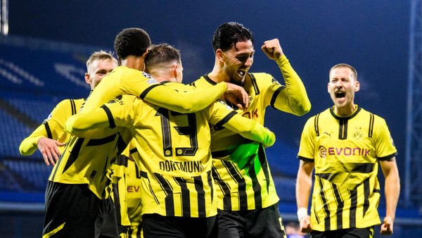 Pemain Borussia Dortmund merayakan gol Jamie Bynoe-Gittens yang membawa timnya unggul 3-0 atas Dinamo Zagreb dalam laga Liga Champions 2024/2025 di Maksimir Stadium, Kamis (28/11/2024).