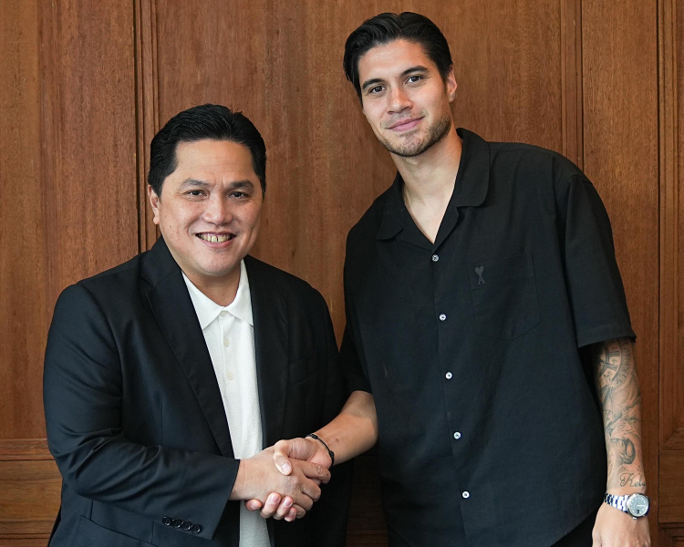 Kevin Diks berjabat tangan dengan Ketua Umum PSSI, Erick Thohir. (Dok/PSSI)