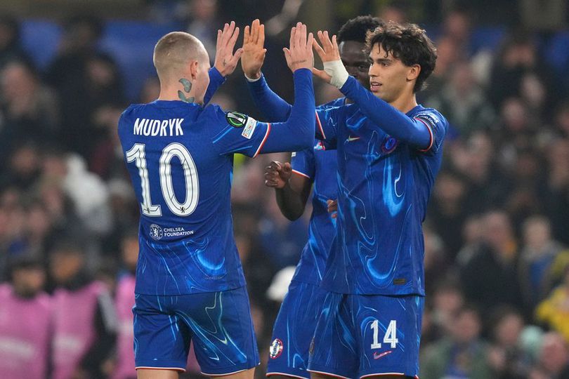 Selebrasi Mykhailo Mudryk dan Joao Felix dalam laga UEFA Conference League antara Chelsea vs FC Noah, Jumat (8/11/2024).