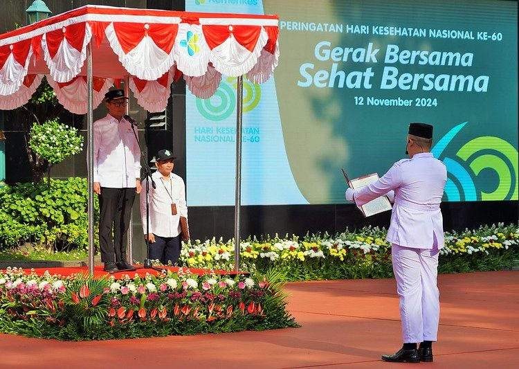 Menteri Kesehatan RI Budi Gunadi Sadikin memimpin upacara peringatan Hari Kesehatan Nasional ke-60 di lapangan upacara Kementerian Kesehatan, Jakarta, Selasa (12/11/2024). (Dok/Kemenkes)