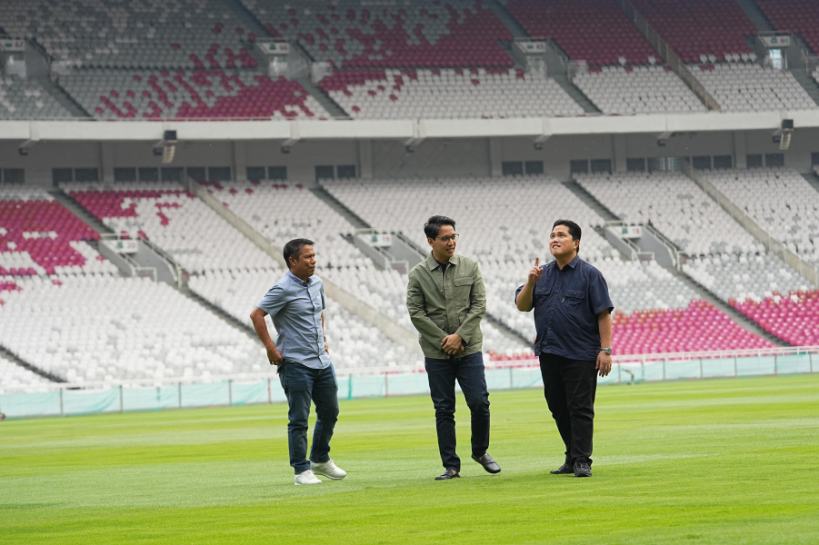 Ketua Umum PSSI, Erick Thohir meninjau kondisi rumput Stadion Utama Gelora Bung Karno (SUGBK), Jumat (8/11/2024), sambil memastikan kesiapan 103 CCTV dan sistem pindai Garuda.id untuk meningkatkan keamanan dan kenyamanan. (Dok/PSSI)