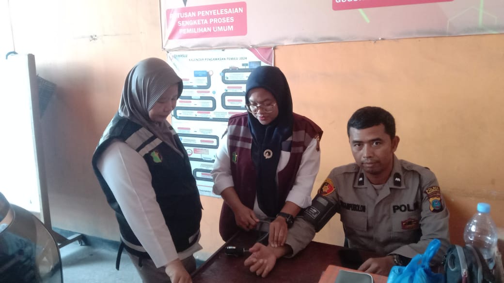 Petugas Sidokkes Polres Tanjungbalai sedang melakukan pemeriksaan kesehatan terhadap personel pengamanan Pilkada Serentak 2024 di Kantor KPU, Bawaslu, dan Gudang Logistik, Senin, (11/11/2024). (Dok/Polres Tanjungbalai)