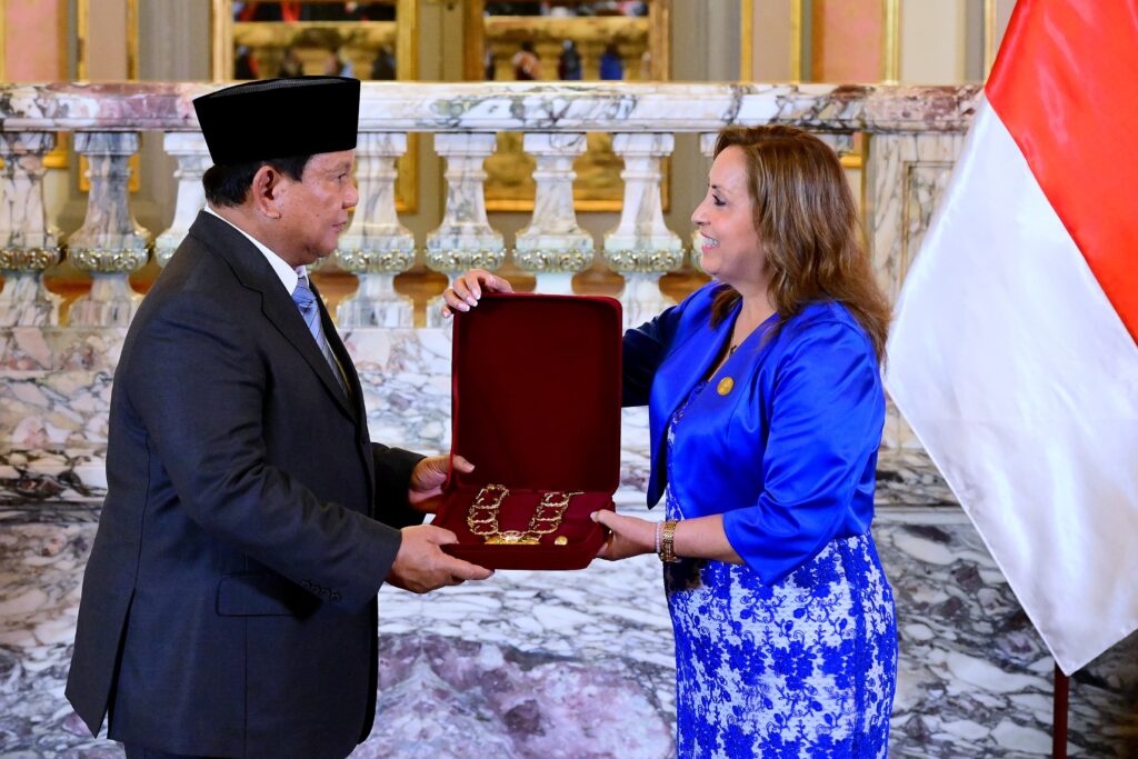 Presiden Prabowo Subianto dianugerahi tanda kehormatan tertinggi “Grand Cross of the Order of the Sun of Peru” oleh Pemerintah Peru di Istana Pemerintahan, Lima, Kamis (14/11/2024). (Dok/BPMI Setpres)