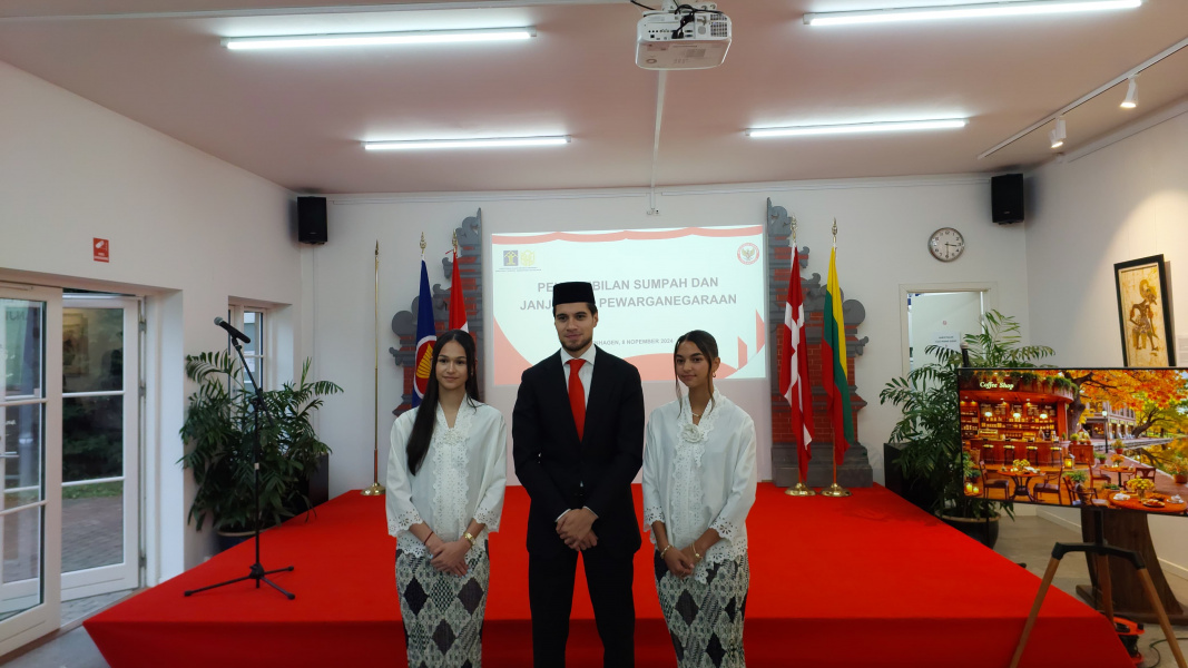 Kevin Diks bersama dengan Estella Loupattij dan Noa Leatomu mengambil sumpah WNI di Kopenhagen, Denmark, Jumat (8/11/2024) siang waktu setempat. (Dok/PSSI)