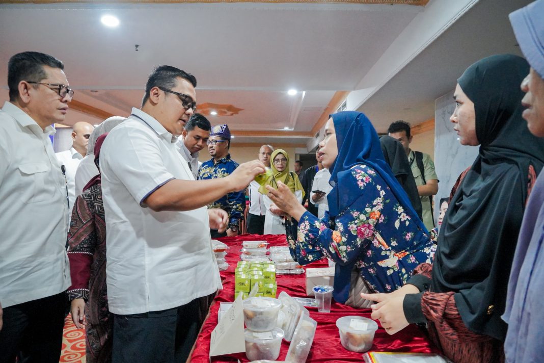 Sekda Kota Medan Topan Obaja Putra Ginting, melihat hasil produk UMKM Disabilitas. (Dok/Diskominfo Medan)