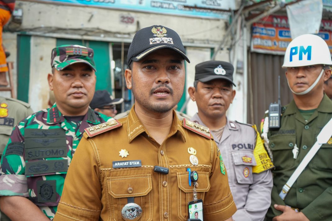 Petugas menertibkan sejumlah ruko di Jalan Gatot Subroto, depan Plaza Medan Fair, yang melanggar aturan, Senin (4/11/2024). (Dok/Diskominfo Medan)