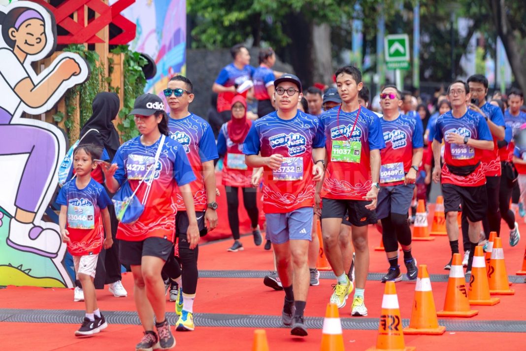 Peserta sedang mengikuti ajang Pertamina Eco RunFest 2024, di Istora Senayan, Jakarta, Minggu (24/11/2024). (Dok/Pertamina)