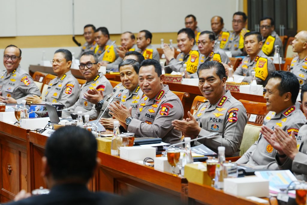 Kapolri Jenderal Listyo Sigit Prabowo memberikan penjelasan dalam rapat bersama Komisi III DPR mengenai pencapaian Indonesia yang naik peringkat dalam World Competitiveness Ranking 2024 di Jakarta, Senin (11/11/2024). (Dok/Humas Polri)