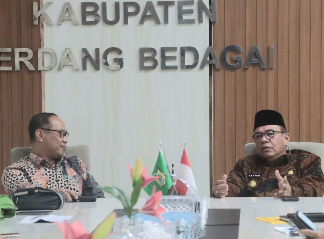 Pjs Bupati Sergai, H Parlindungan Pane menerima kunjungan Tim BPKP Perwakilan Provinsi Sumut di Kantor Bupati Sergai di Seirampah, Kamis (31/10/2024). (Dok/Diskominfo)