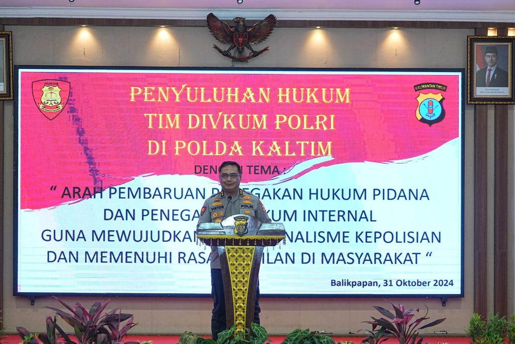 Kadivkum Polri Irjen Pol Dr Victor T Sihombing SIK MSi, memberikan sambutan pada acara Penyuluhan Hukum di Polda Kaltim, Rabu (30/10/2024). (Dok/Humas Polri)