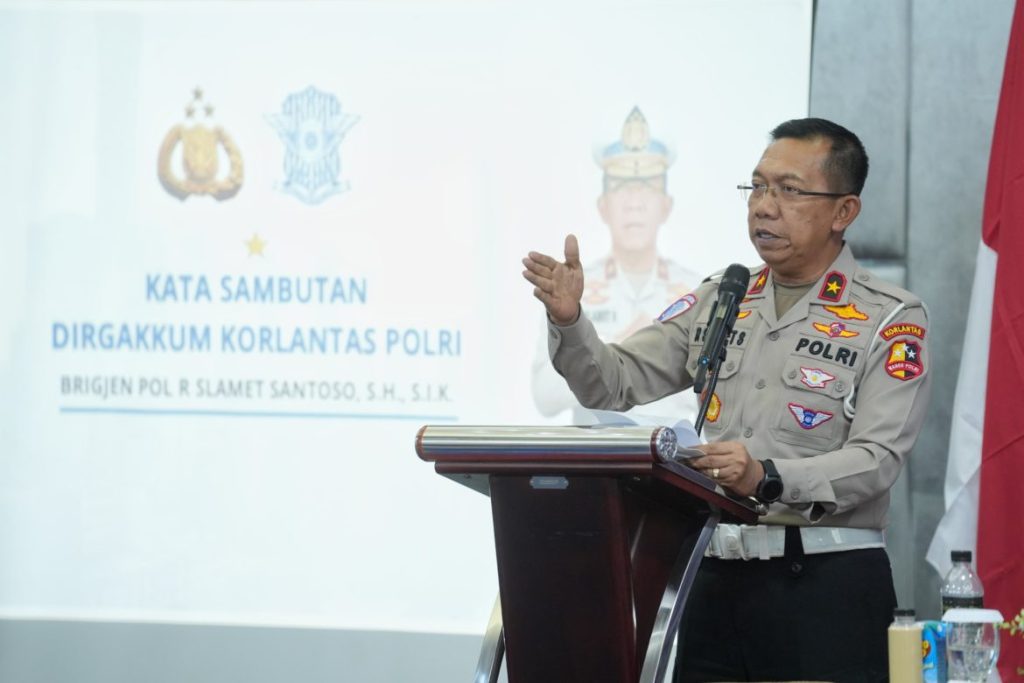 Brigjen Pol Raden Slamet Santoso, Dirgakkum Korlantas Polri, memberikan sambutan pada acara Coaching Clinic Safety Riding & Safety Driving yang dihadiri oleh 100 anggota Patroli Jalan Raya (PJR) dari seluruh Indonesia di Sapphire Sky Hotel & Conference BSD, Rabu (30/10/2024). (Dok/Humas Polri)