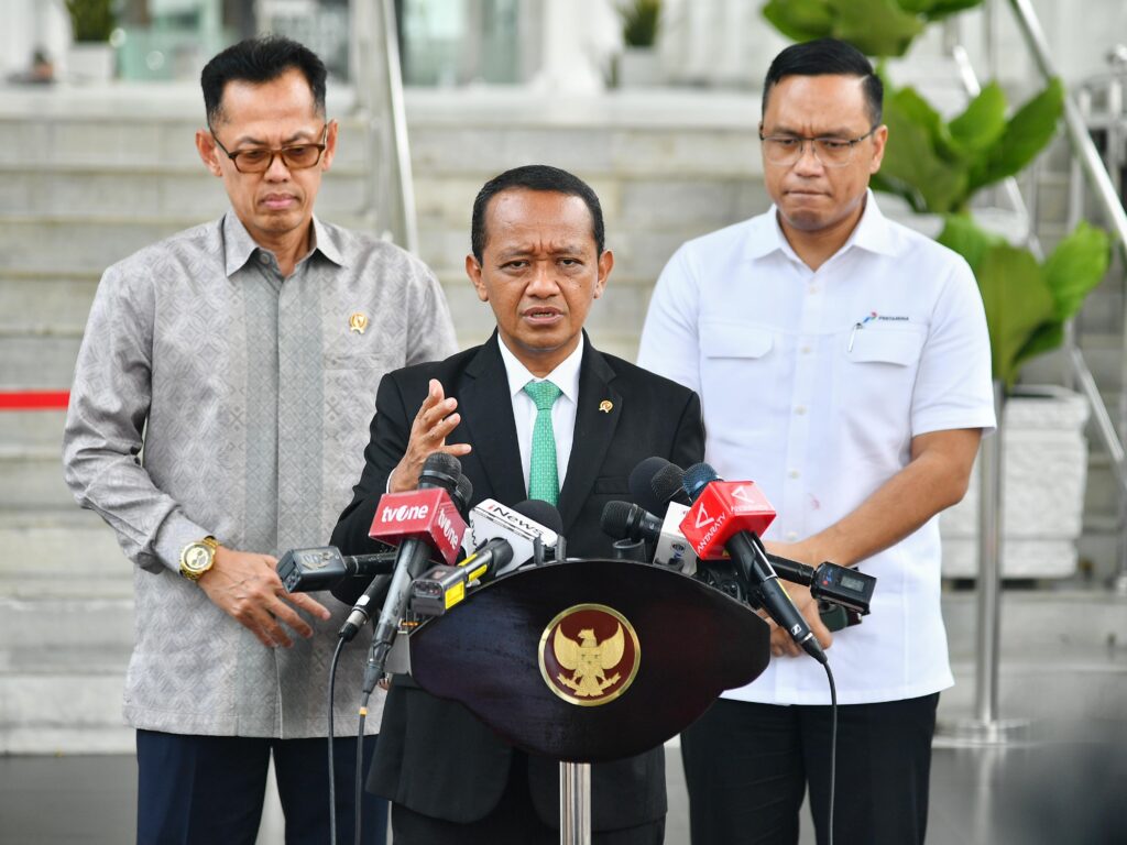 Menteri Energi dan Sumber Daya Mineral (ESDM) Bahlil Lahadalia memberikan keterangan pers usai Rapat Internal Bahas Kemandirian Energi dan Subsidi Tepat Sasaran, di Kompleks Istana Kepresidenan Jakarta, Kamis (31/10/2024). (Dok/BPMI Setpres)