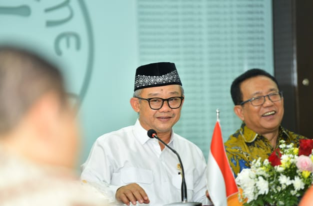 Mendikdasmen Abdul Mu'ti (tengah) saat melakukan kunjungan ke Pengurus Besar Nahdatul Ulama (PBNU) untuk menjaring aspirasi pendidikan, Jakarta, Rabu (30/10/2024). (Dok/Kemdikbud)