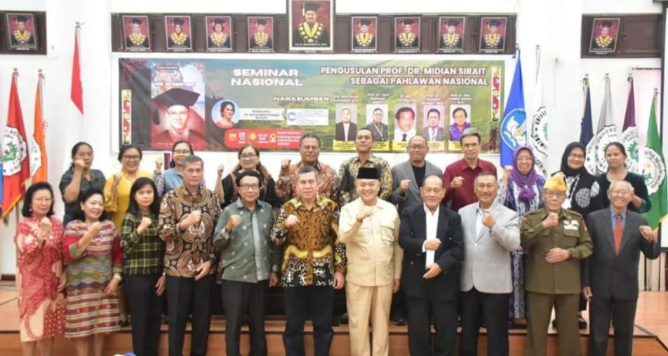 Pemateri dan peserta seminar foto bersama mengusulkan Prof Midian Sirait sebagai pahlawan nasional yang digelar di Universitas Negeri Medan (Unimed). (Dok/Unimed)