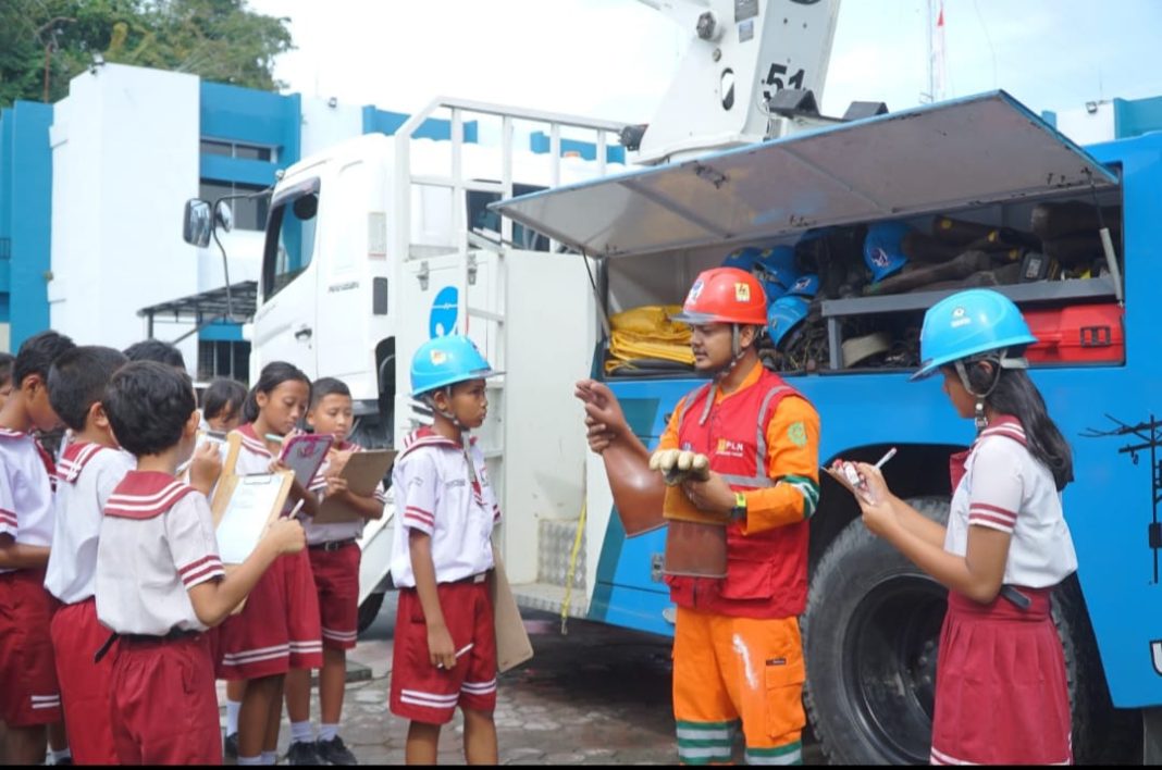 Petugas PDKB menjelaskan salah satu fungsi Alat Pelindung Diri (APD) kepada siswa siswi SD Yayasan Kartini Handayani. (Dok/PLN)