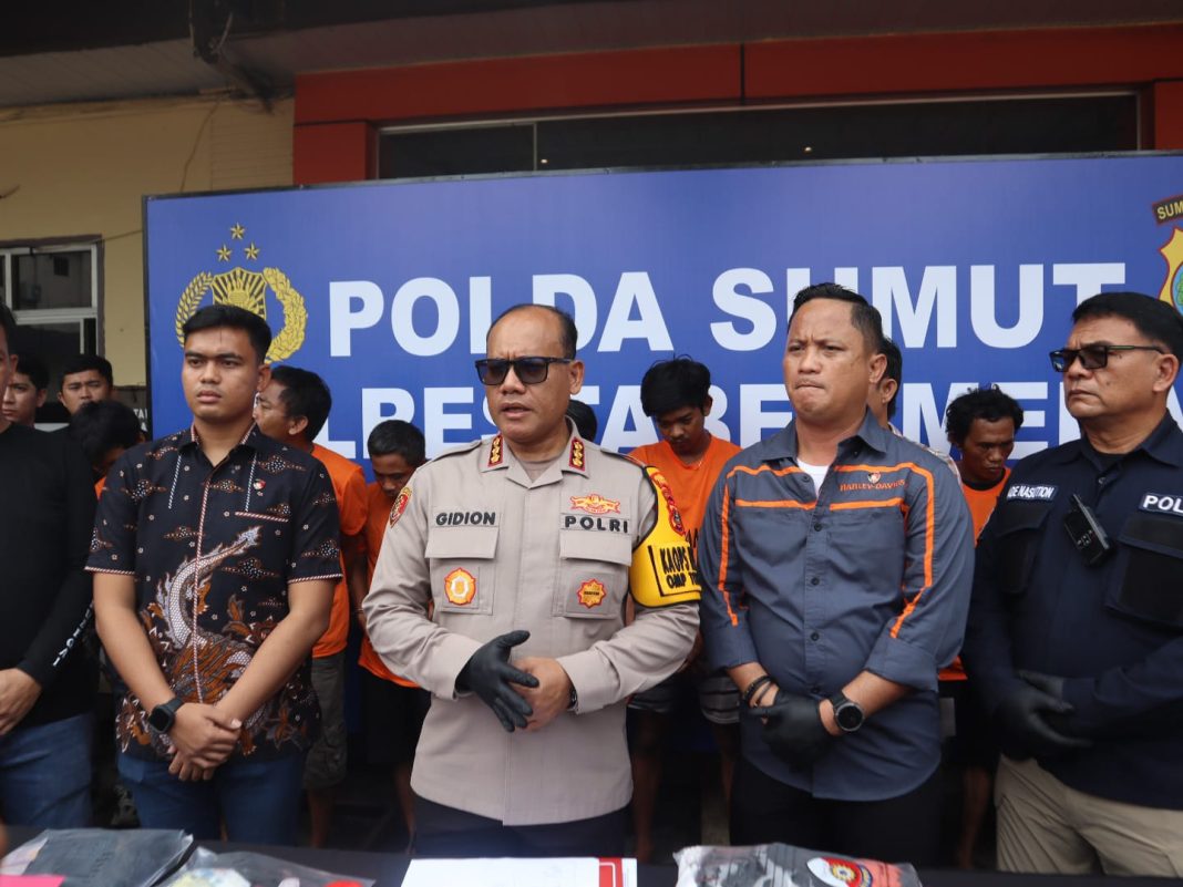 Kapolrestabes Medan Kombes Pol Gidion Arif Setyawan memberikan keterangan terkait penangkapan sembilan pelaku curanmor.